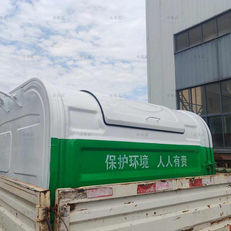 2個壓膜勾臂垃圾箱發往山西